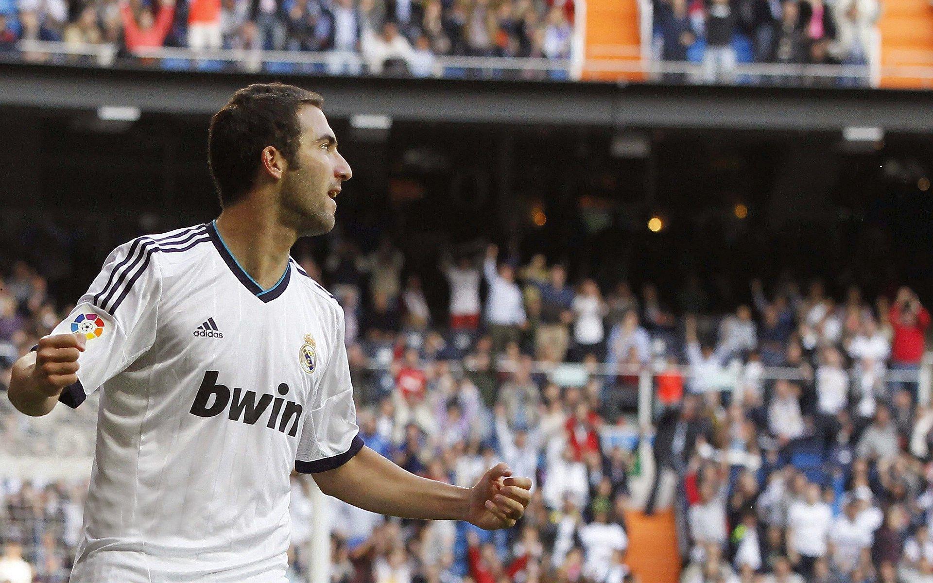 罗马诺独家爆料，拜仁关窗前紧急联络安东尼，雅克松伤情成关键变数